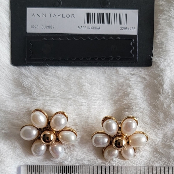 Ann Taylor Daisy Pearlized Stud Earrings NWT - Picture 2 of 3